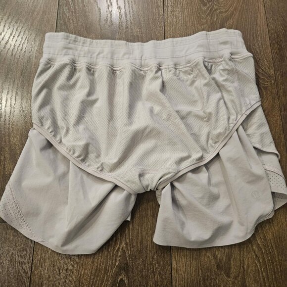Lululemon Women's Light Grey Hotty Hot High-Rise Lined Short 4" Length, Size 6 - Picture 13 of 16